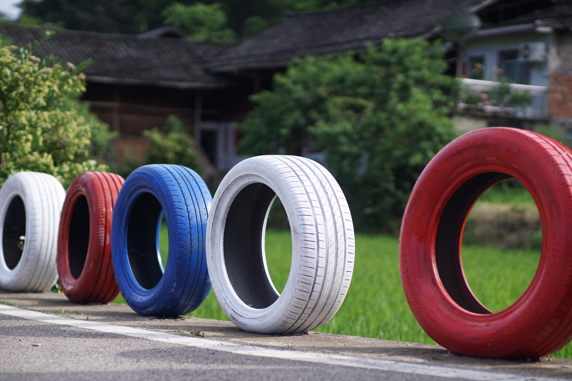 贵州岑巩：废旧轮胎“绘”出五彩路激活“美丽经济”(图2)