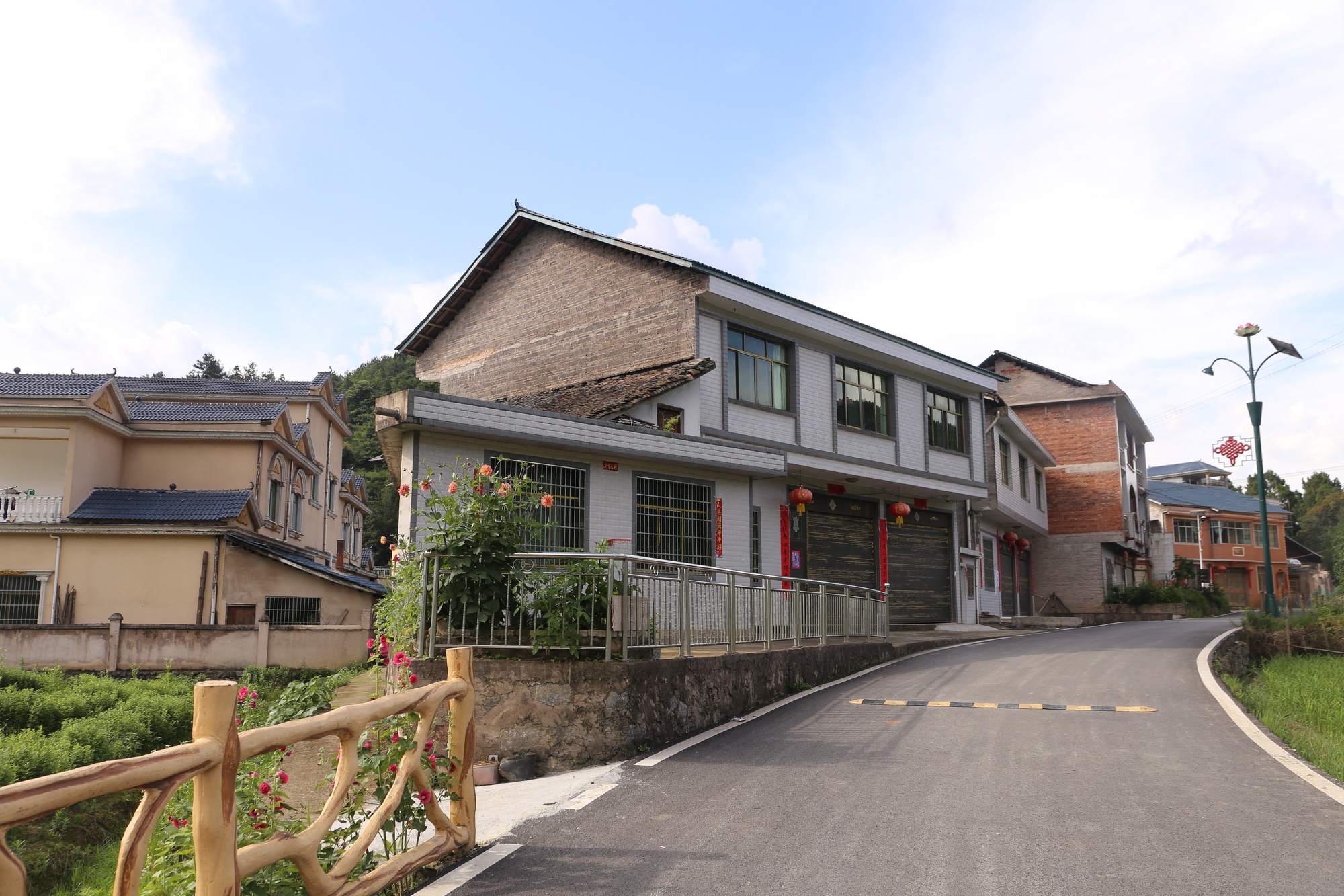 贵州岑巩：废旧轮胎“绘”出五彩路激活“美丽经济”(图4)