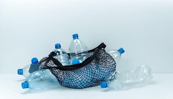 国外网友吐槽:中国人一边造全球最多的钢一边捡瓶子卖钱?(图4)