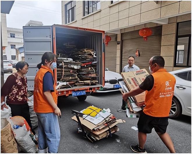 国外网友吐槽:中国人一边造全球最多的钢一边捡瓶子卖钱?(图10)