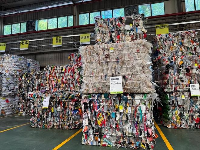 国外网友吐槽:中国人一边造全球最多的钢一边捡瓶子卖钱?(图5)